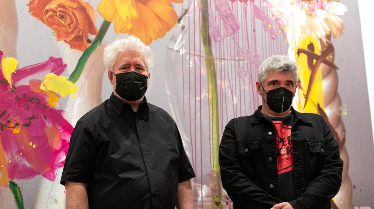 Pedro Almodóvar y Jorge Galindo, en el Museo de Santa Cruz, junto a uno de los cuadros de la muestra