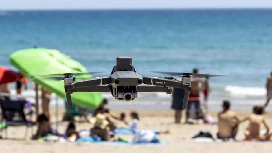 Así vigila el dron de la Policía de Alicante si hay aglomeraciones en las playas para cerrar el acceso