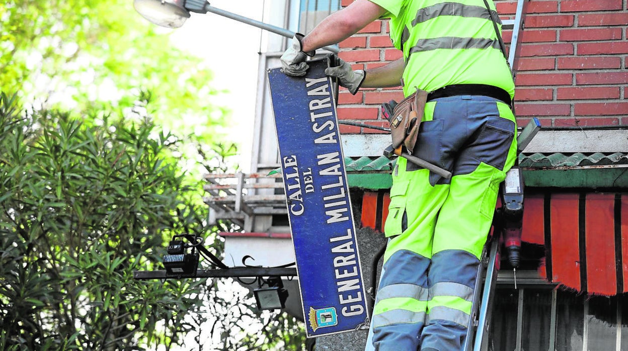 Los operarios retiraron la calle del General Millán Astray, en abril de 2018, que será repuesta