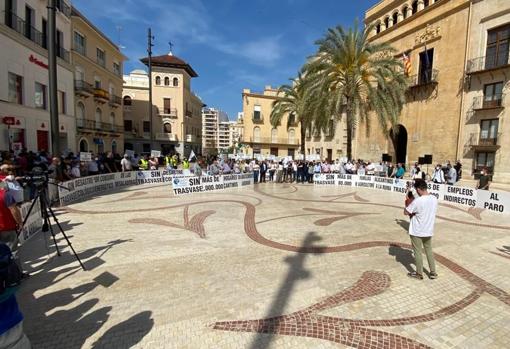 Manifestación junto al Ayuntamiento de Elche