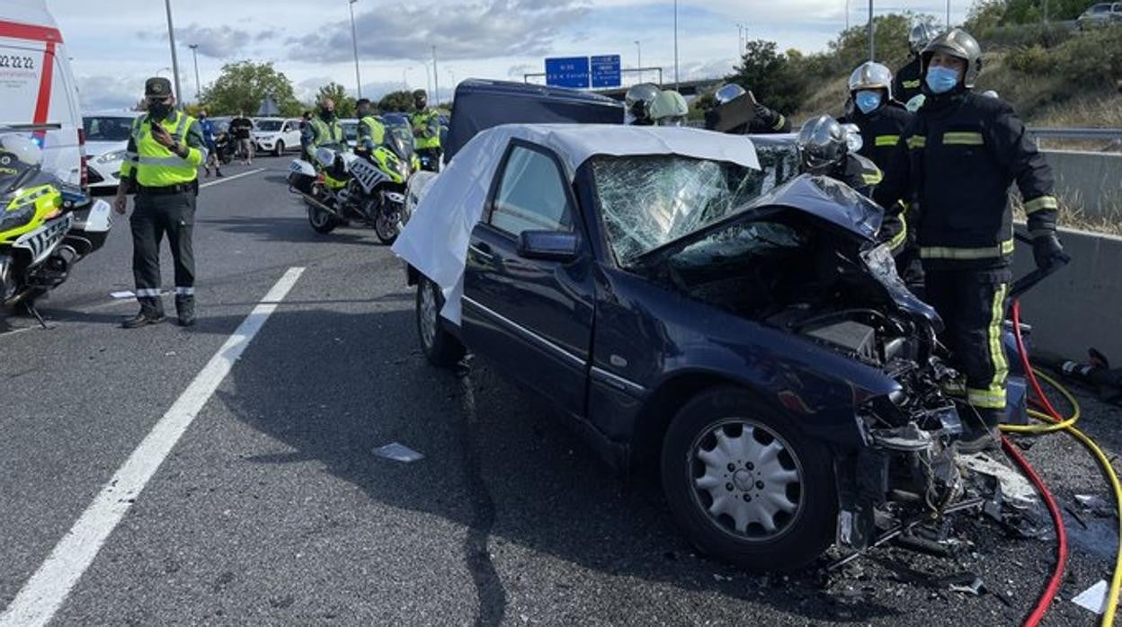 Uno de los coches siniestrados en la M-50