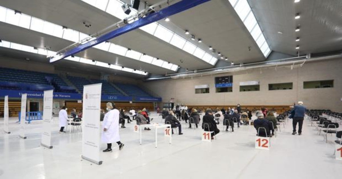 Imagen de vacunaciones en el polideportivo de la Universidad Pública de Navarra