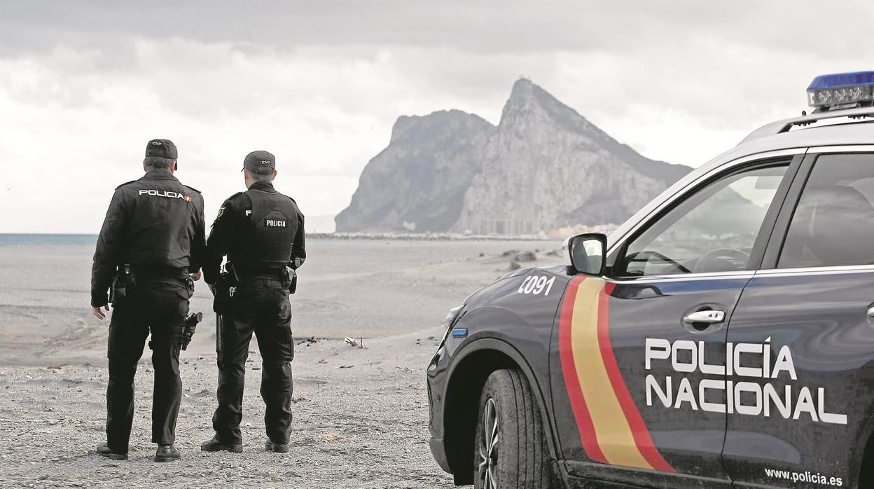 Policías en territorio hostil