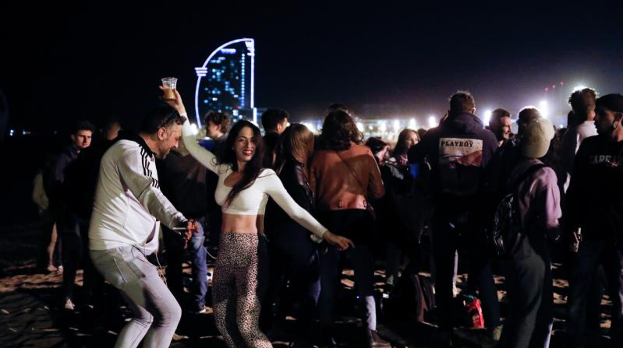 Jóvenes, anoche, bailando en una de las playas de Barcelona