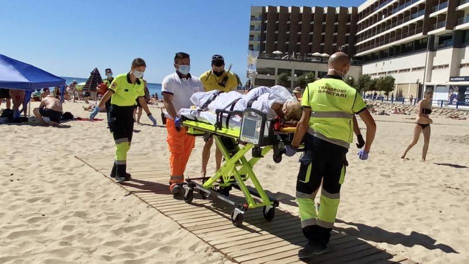 Hospitalizan a una mujer con síntomas de ahogamiento auxiliada por otros bañistas en la playa del Postiguet