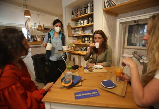 Silvana Crisóstomo atendiendo a la clientela en el albergue Ideas Peregrinas