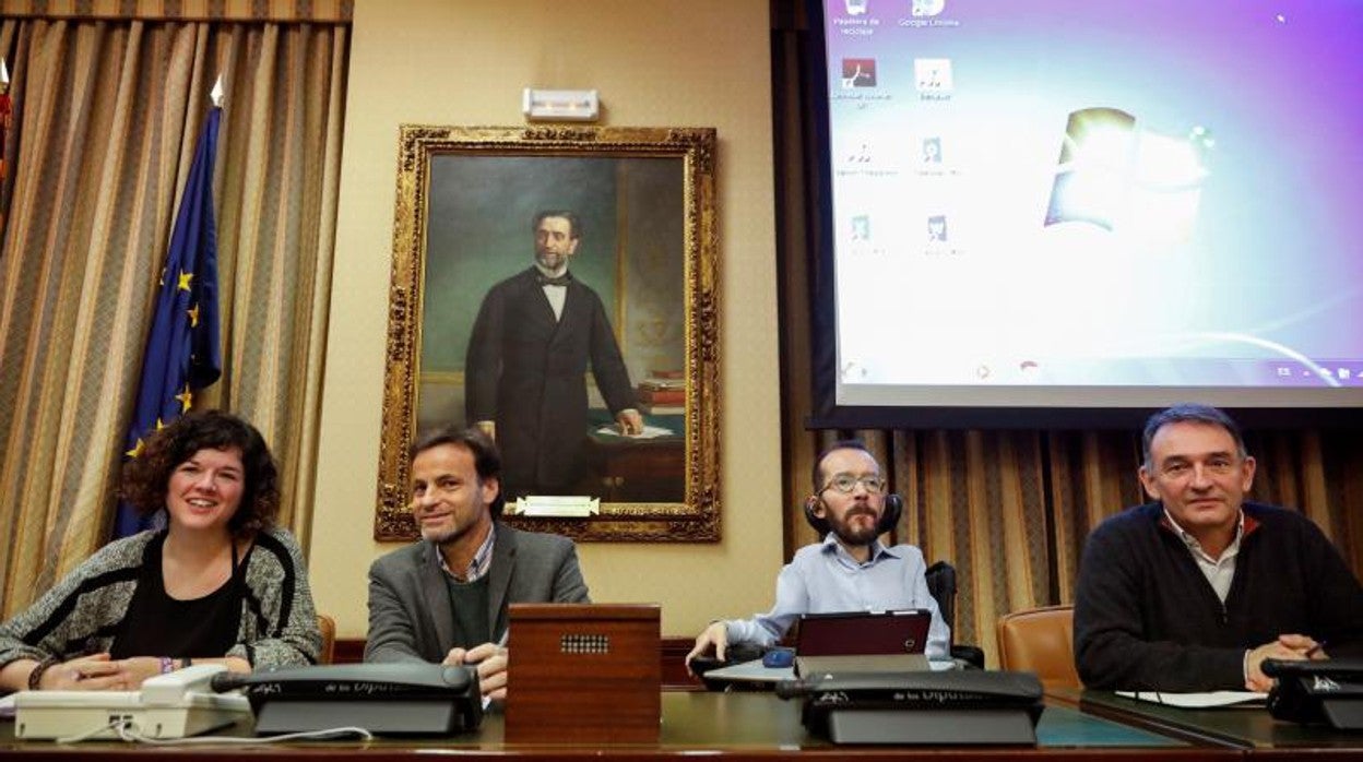 Jaume Asens y Pablo Echenique presiden, el año pasado, en una reunión del Grupo Parlamentario Confederal de Unidas Podemos