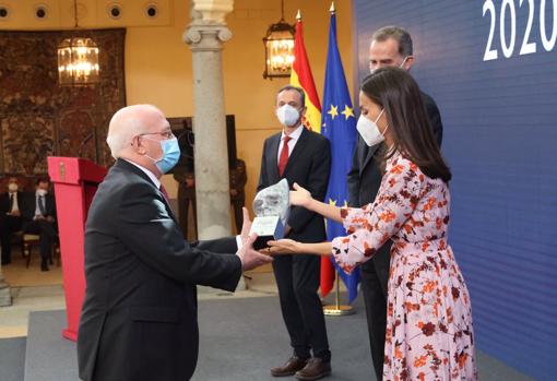 La Reina ofrece el premio al investigador Francisco sánchez