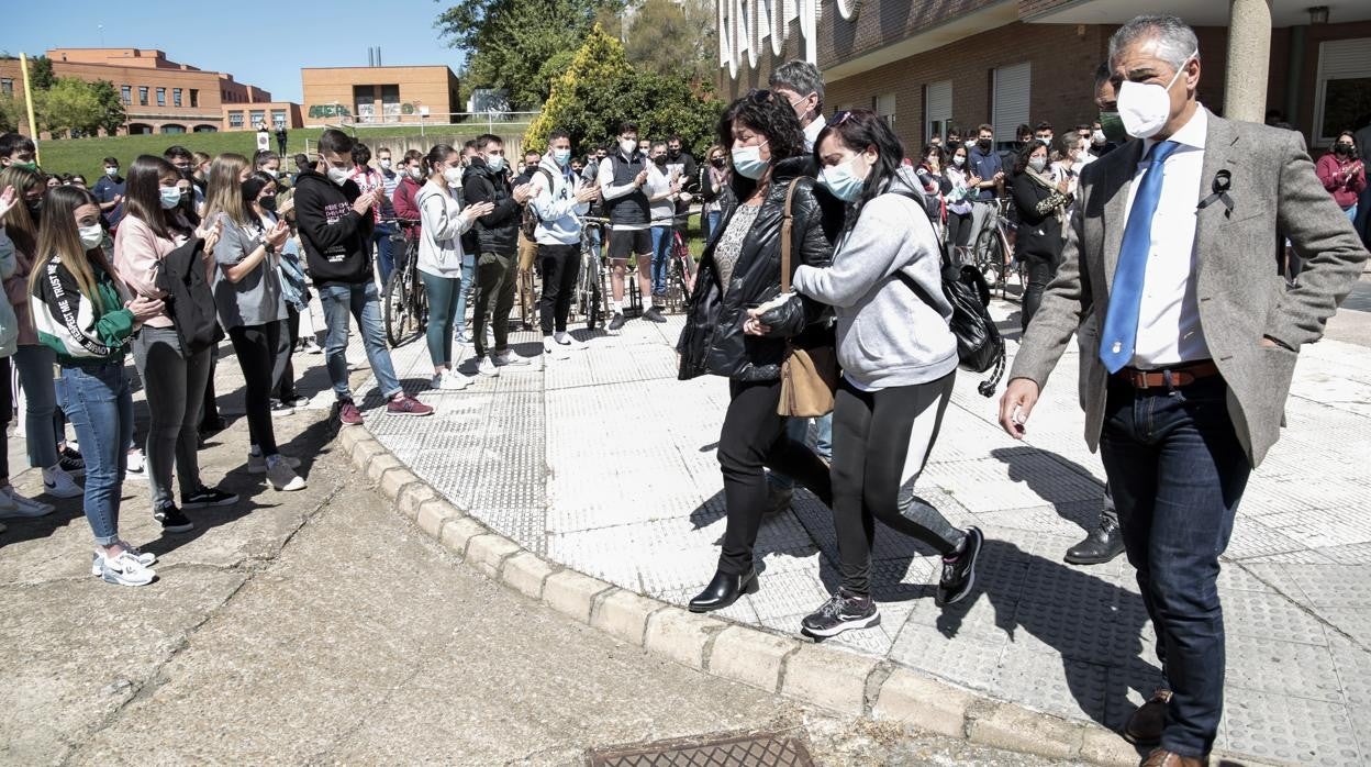 Minuto de silencio en el Campus de Vegazana de León por el asesinato de un estudiante de la Facultad de Ciencias de la Actividad Física y el Deporte