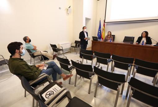 Un momento de la rueda de prensa; a la izquiera, el doctor Juan José García Cruz