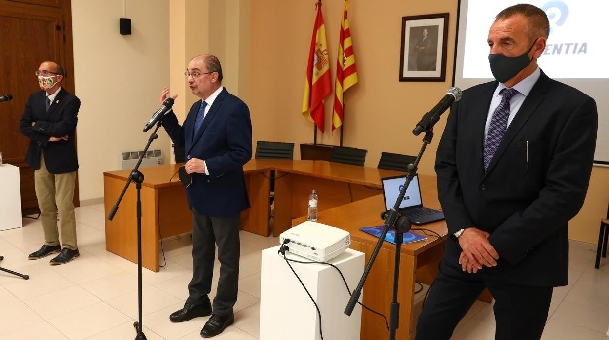 Los máximos directivos del grupo leridano Ponentia y el presidente de Aragón, Javier Lambán, durante la presentación de la futura plataforma logística