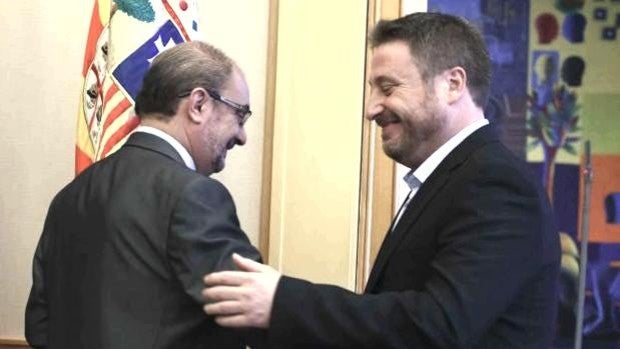 Lambán dispara las subvenciones a los viajes en avión mientras abandona los trenes regionales