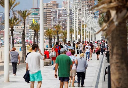 La afluencia de visitantes al destino alicantino recobró vitalidad al autorizarse la moviilidad entre autonomías