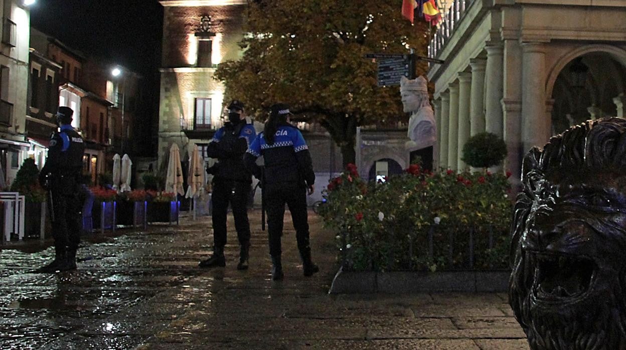 Policía Local de León patrullando por las calles del centro en plena noche