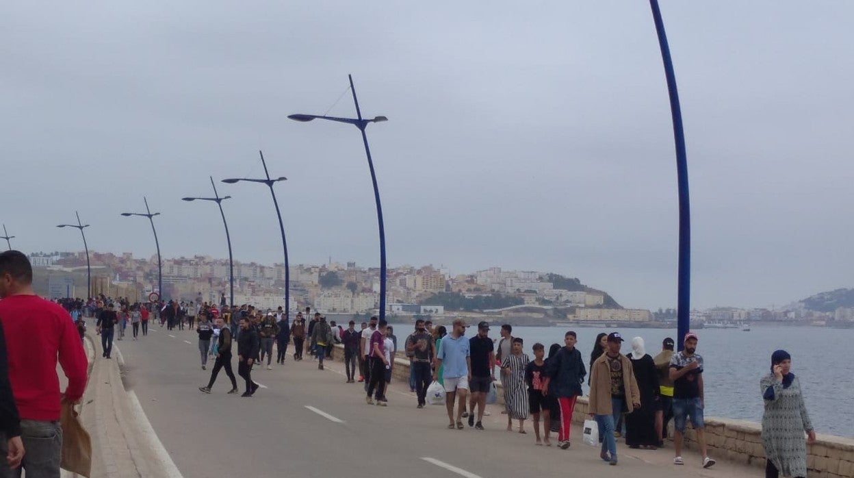 Decenas de inmigrantes llegan a Castillejos, próximo al Tarajal