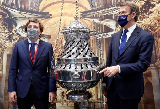 Almeida y Núñez Feijoo, con el Botafuimeiro en el stand de Galicia