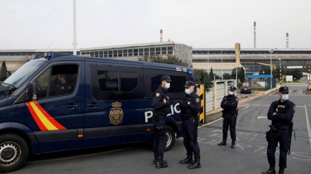 La Policía Nacional durante el registro a la fábrica coruñesa ordenado por la jueza Tardón