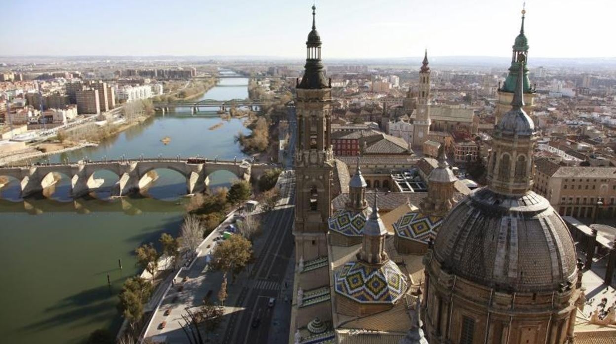 Vista panorámica de Zaragoza, con las torres y cúpulas de la Basílica del Pilar en primer plano. La capital aragonesa ya recicla el 50% de todos sus residuos urbanos