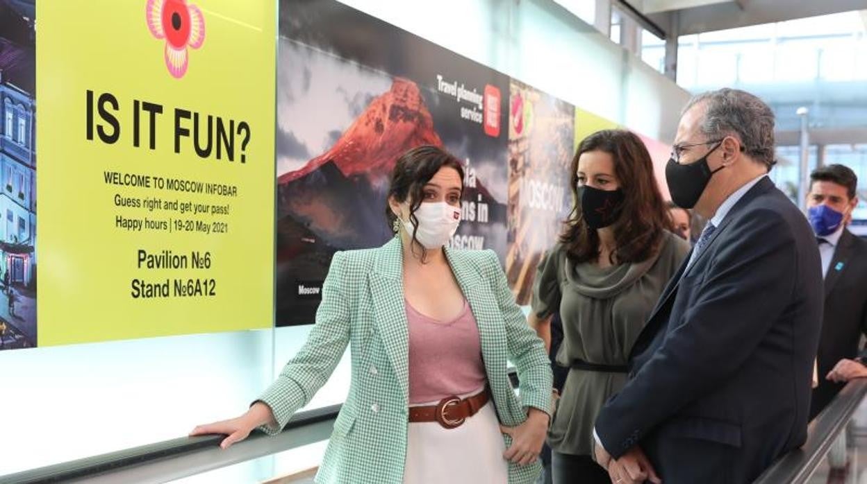 Isabel Díaz Ayuso, con dos de sus consejeros, Maria Eugenia Carballedo y Enrique Ossorio