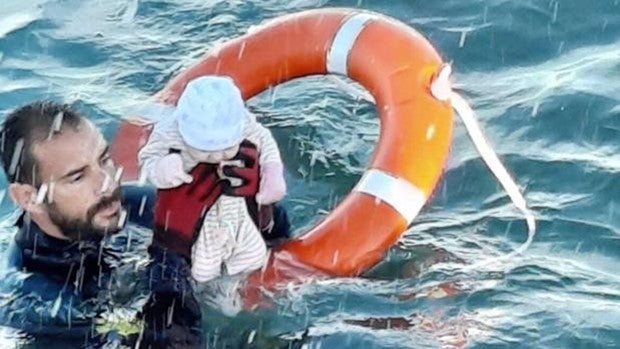 Juan Francisco Valle, durante el rescate del bebé en aguas de Benzú