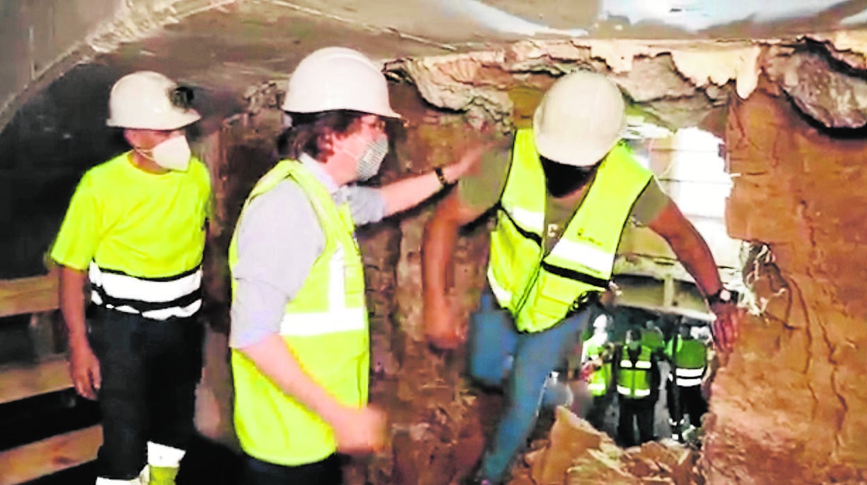 El alcalde de Madrid visita el túnel de Bailén, que ya ha conectad con el de Ferraz bajo la plaza de España