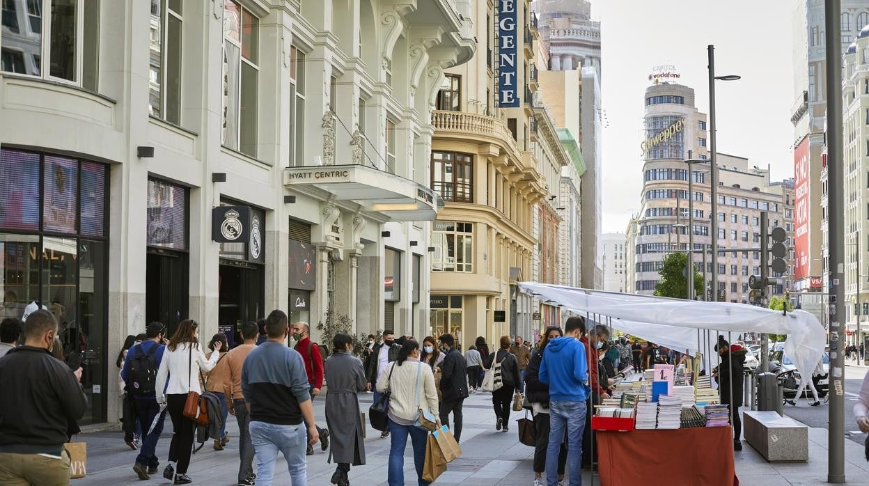 La Gran Vía de Madrid con gente paseando y haciendo compras