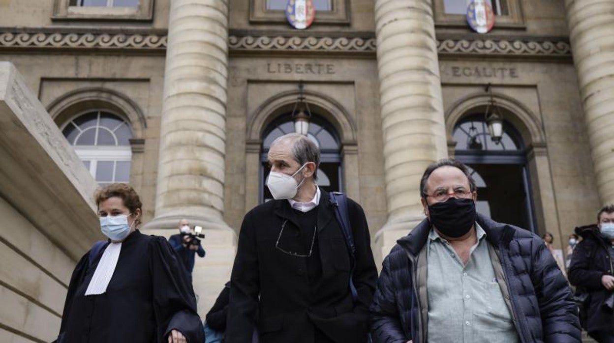 Josu Ternera, en el centro, tras abandonar Palacio de Justicia de París en febrero