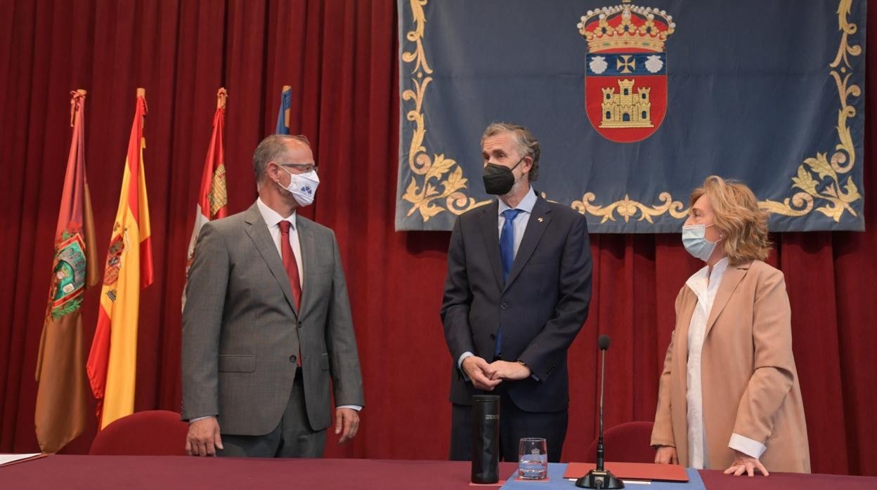 El presidente de las Cortes y de la Fundación de Castilla y León, Luis Fuentes, inaugura el acto de homenaje póstumo al hispanista Joseph Pérez, como preámbulo a la inauguración del Congreso Internacional de Historia Comunera