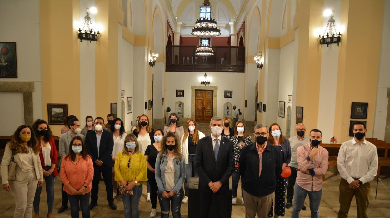 Álvaro Gutiérrez, en el interior del templo con el equipo del programa y la corporación municipal