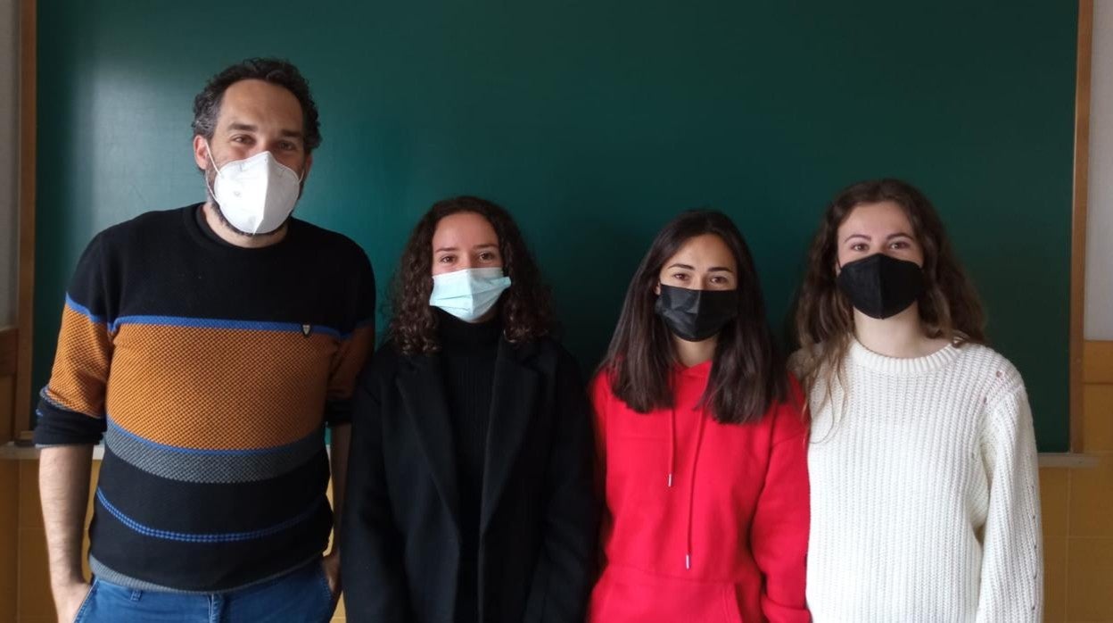 Ester Martín, María Pérez y Paula López, con el profesor que las orientó en su iniciativa, Chema Mezquita