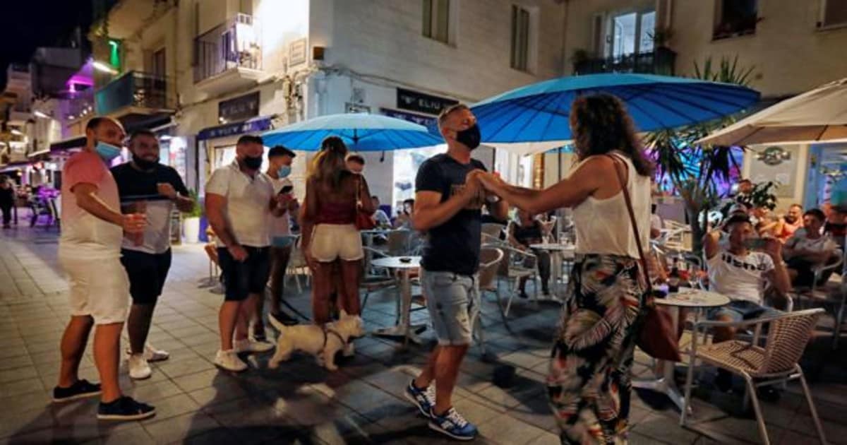 Gente en las calles de Sitges durante la pandemia