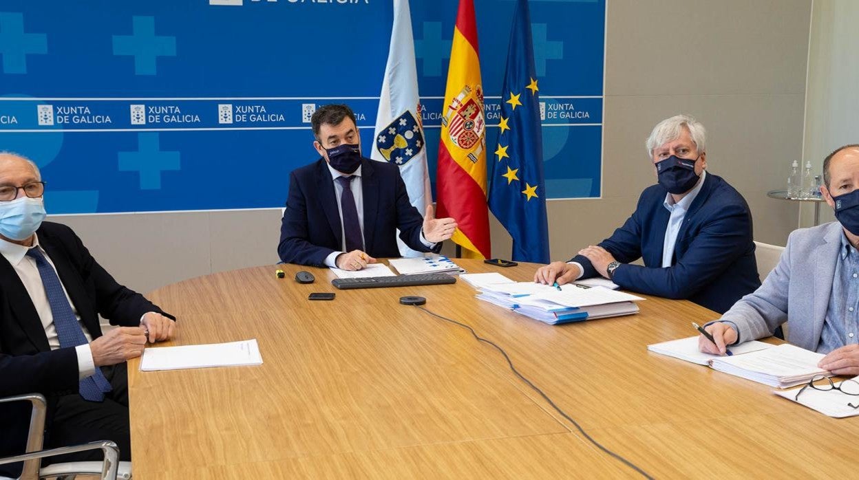 Miembros del comité educativo en la reunión de este jueves con el conselleiro en el centro