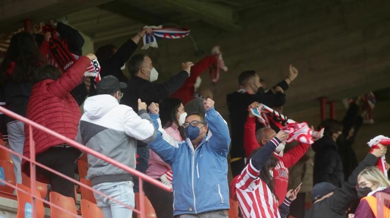 Aficionados del Club Deportivo Lugo este fin de semana, cuando ya podían acceder al estadio