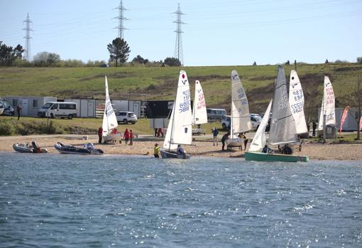 Las regatas del Club de Vela practican. Al fondo, las casetas de plástico son los únicos espacios habilitados para ellos
