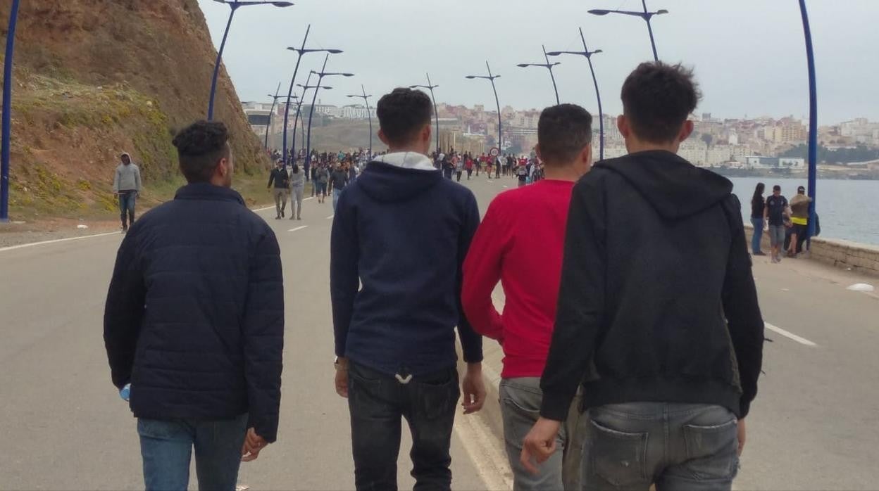 Un grupo de personas trata de cruzar la valla que separa Castillejos (Marruecos) de España/ El éxodo masivo se transforma en un goteo constante de inmigrantes en Ceuta