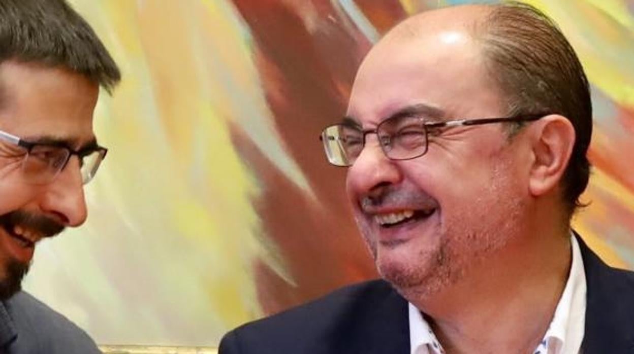 Javier Lambán (PSOE), durante una reunión con el líder de IU en Aragón y diputado regional, Álvaro Sanz