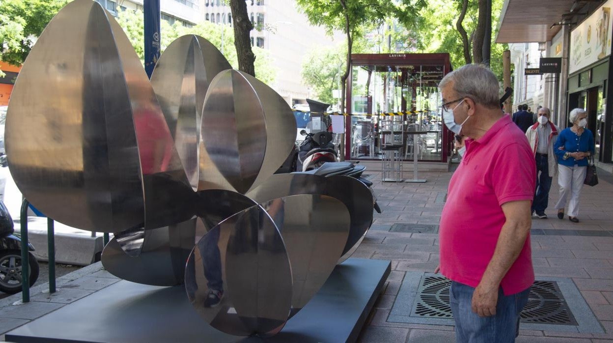 Un hombre contempla una de las esculturas instaladas en la Milla de Oro