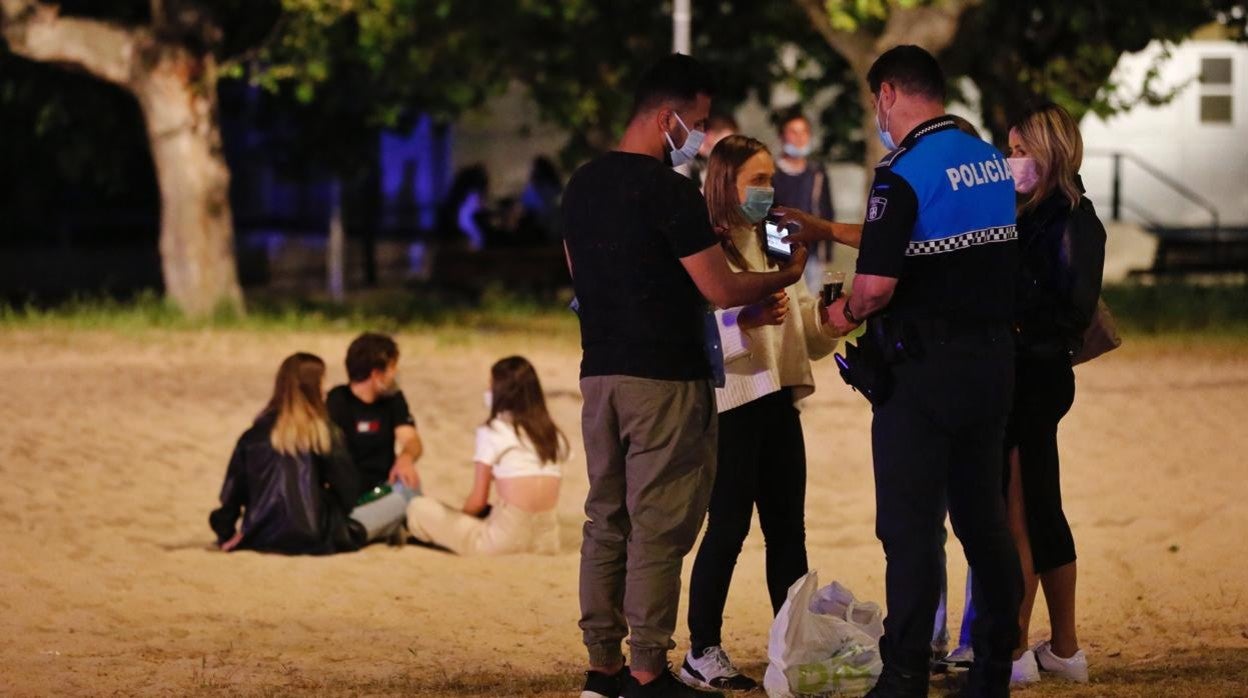 Botellón en un parque de Valladolid tras el decaimiento del estado de alarma