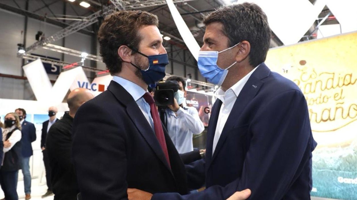 El presidente de la Diputación de Alicante, Carlos Mazón, con el presidente del PP, Pablo Casado, este jueves en Fitur