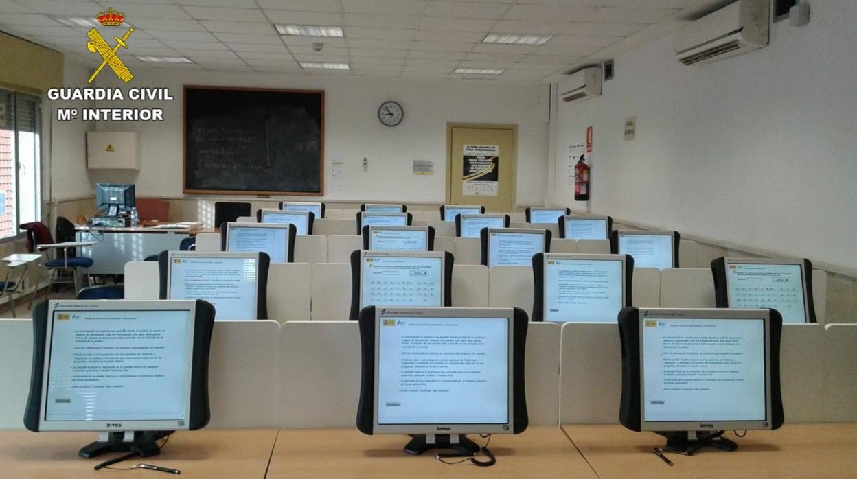 Le pillan con un sistema de audio y vídeo para superar el examen de conducir en Guadalajara