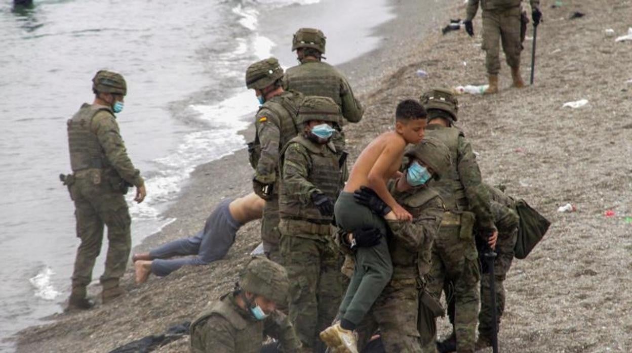 Militares rescatan a un niño en las costas ceutíes