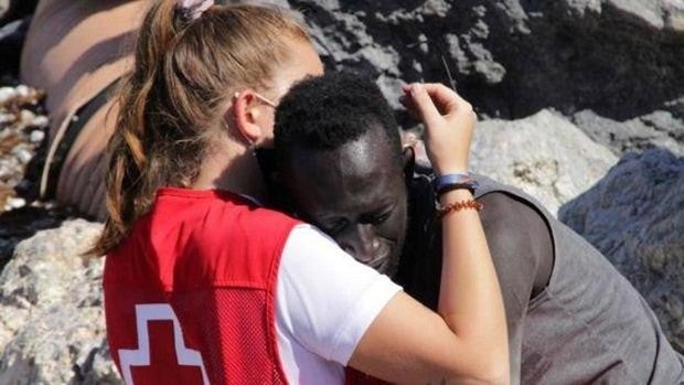 Vea el emotivo vídeo de Luna, la joven de Cruz Roja que consuela a un inmigrante en Ceuta