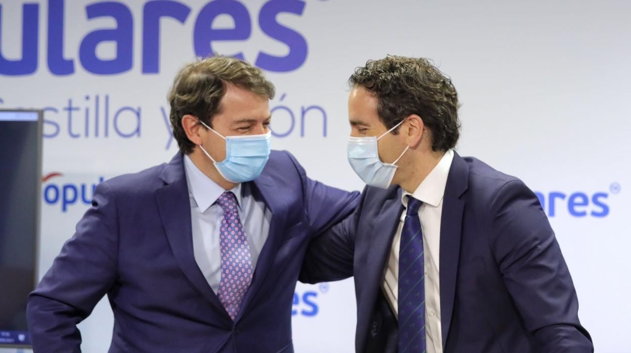 Mañueco y García Egea se saludan durante la Junta Directiva del PP en Castilla y León