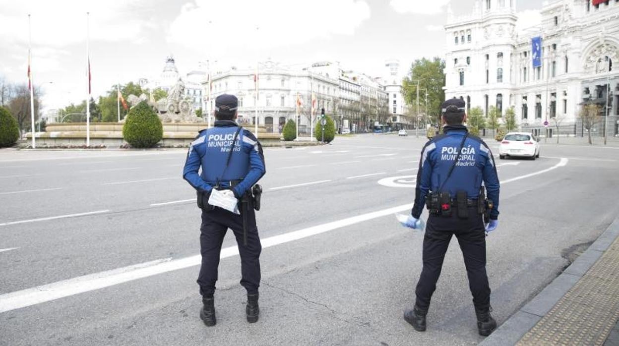 Varios agentes municipales controlan el entorno de la plaza de Cibeles