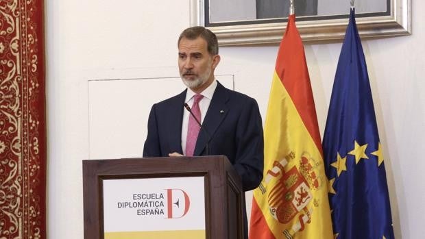 El Rey pide a los nuevos diplomáticos que defiendan los intereses de España y Europa