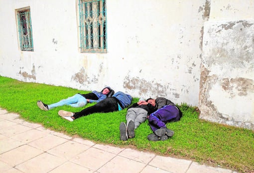 Jóvenes duermen en las calles de Castillejos