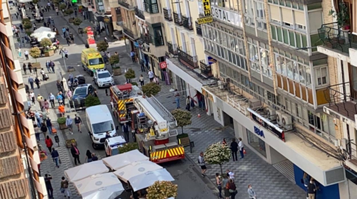 Hasta la céntrica calle se han desplazado cinco bomberos con bomba urbana ligera y un vehículo de auto escala