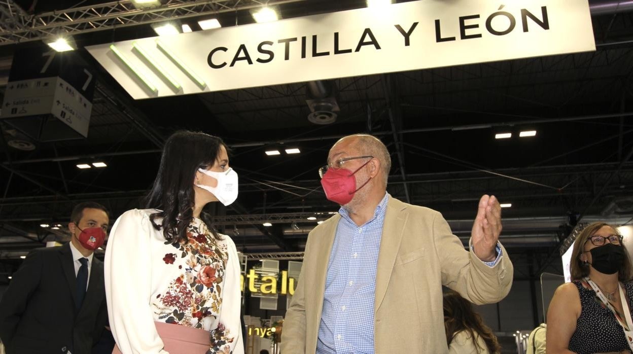 Igea y Arrimadas conversan en el expositor de Castilla y León en Fitur