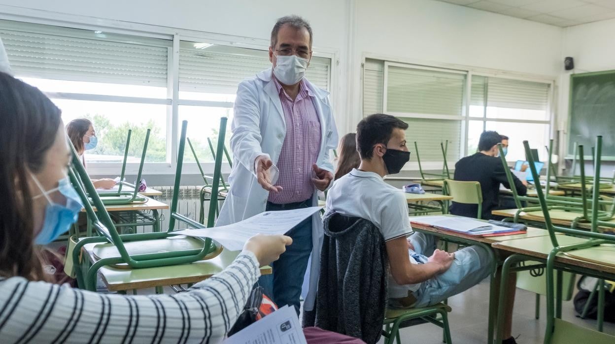 Castilla y León se desmarca de Cataluña y avisa que las mascarillas serán «obligatorias» en clase el próximo curso