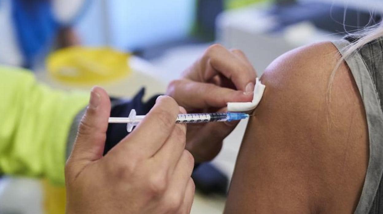 Un sanitario inyecta una vacuna en el WiZink Center